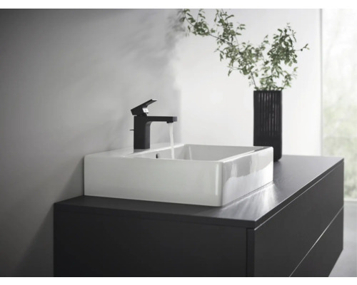 Waschbecken mit Wasserhahn auf Unterschrank im Badezimmer