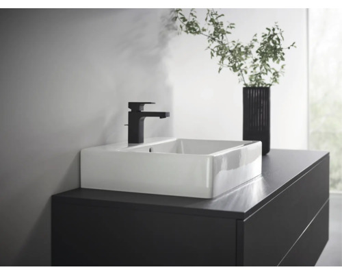 Badezimmer mit einem Waschbecken auf einem Unterschrank und einer Armatur