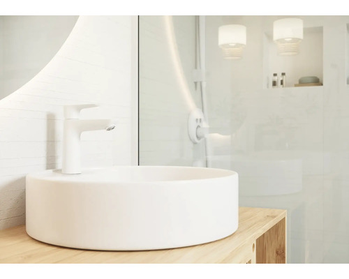 Modernes Badezimmer mit Aufsatzwaschbecken, Armatur und Spiegel