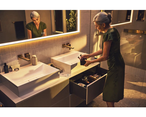 Modernes Badezimmer mit Doppelwaschtisch, beleuchtetem Spiegel und offener Schublade