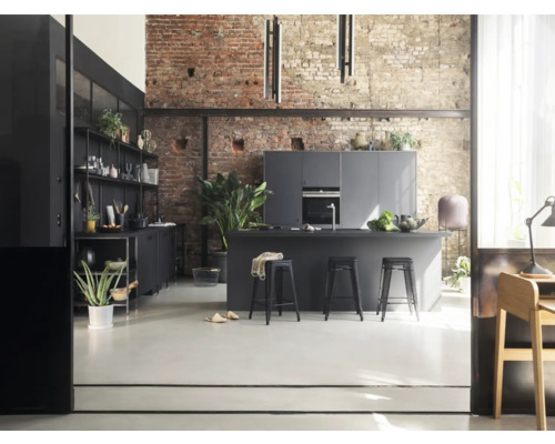 Cuisine d''habitation moderne avec îlot de cuisson, tabourets de bar, étagères et mur en briques.