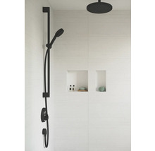Duschsystem mit Kopfbrause und Handbrause an einer weißen Wand