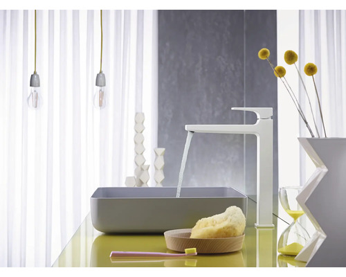 Modernes Badezimmerwaschbecken mit Wasserhahn und Zubehör