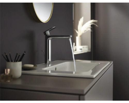 Modernes Badezimmer mit Waschbecken, Armatur und Spiegel