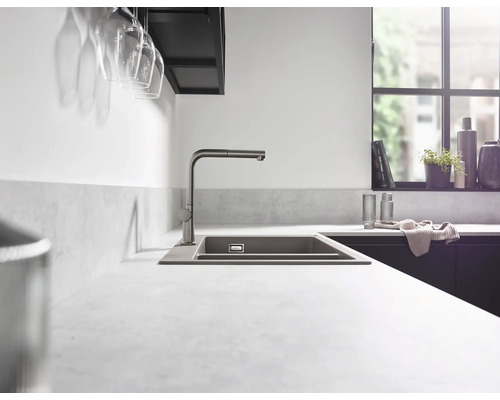 Évier de cuisine avec robinet dans une cuisine moderne