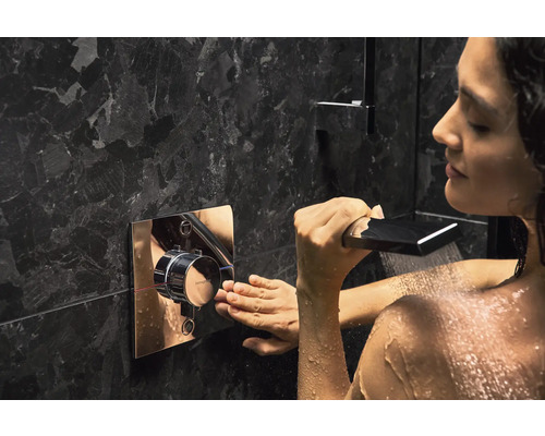 Femme sous la douche avec robinet Hansgrohe
