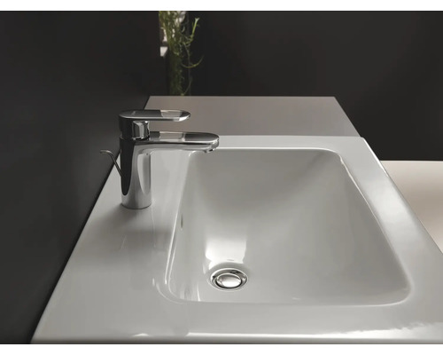 Aufnahme eines weißen Keramikwaschbeckens mit Armatur