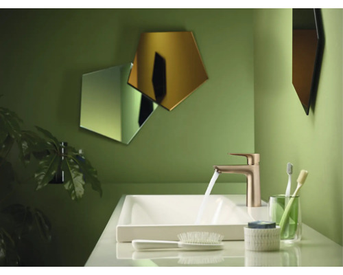 Modernes Badezimmer mit Waschbecken, Armatur, Spiegeln und Dekor