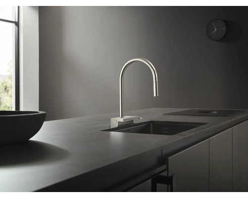 Küchenszene mit Spültischarmatur, Spüle und Kochfeld