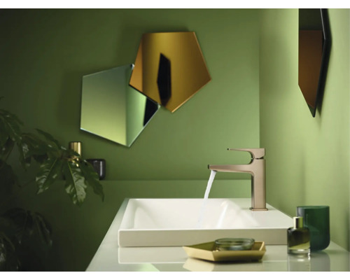 Badezimmerwaschtisch mit Armatur, Spiegeln und Dekoration für ein stilvolles Ambiente