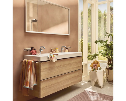 Helles Badezimmer mit Doppelwaschtisch, Spiegel, Zimmerpflanze und Dekoration