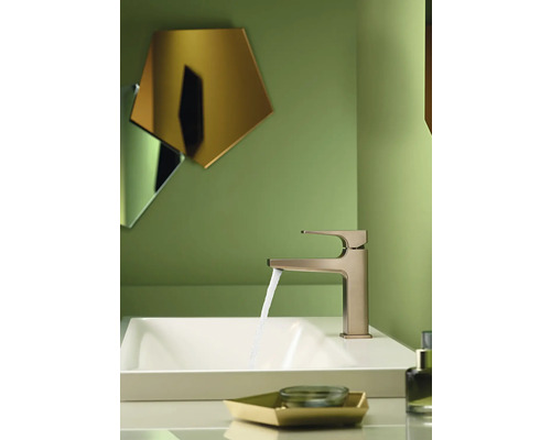 Badezimmer Waschbecken mit Armatur und geometrischen Spiegeln