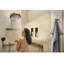 Badezimmer mit Regendusche, Ablage, Handbrause, Seife, Bürste, Handtuch und Frau unter der Dusche