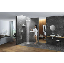 Offener Wohnbereich mit Dusche, Waschbecken und Schlafbereich.