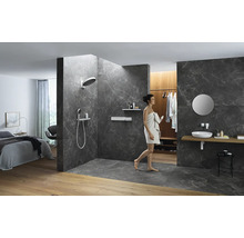 Salle de bains avec douche, lavabo, miroir et femme avec serviette