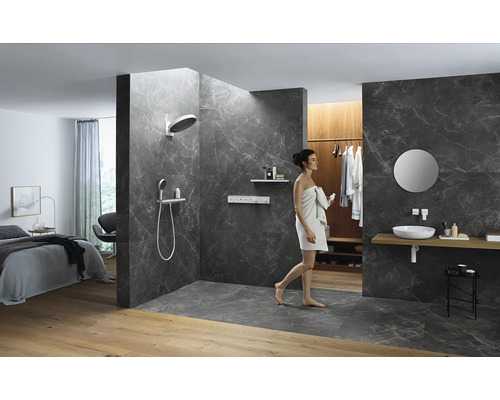 Badezimmer mit Dusche, Waschbecken, Spiegel und Frau mit Handtuch