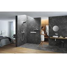 Conception de salle de bains moderne avec douche, lavabo et espace de couchage