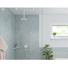 Badezimmer mit Dusche, hexagonalen Fliesen und Zimmerpflanzen