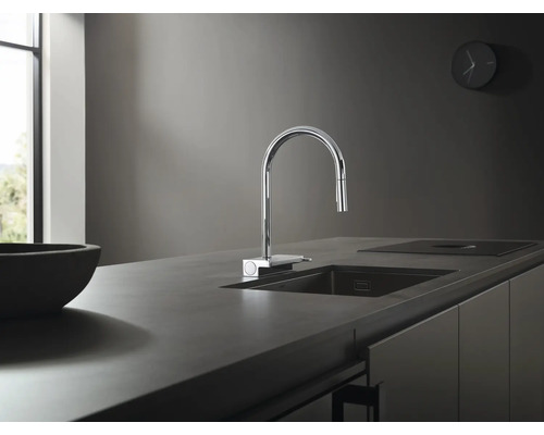 Küchenszene mit Spültischarmatur und Spüle in einem modernen Küchendesign.