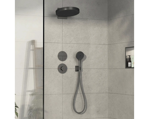 Duschsystem mit Kopfbrause, Handbrause und Bedienelementen an der Wand montiert