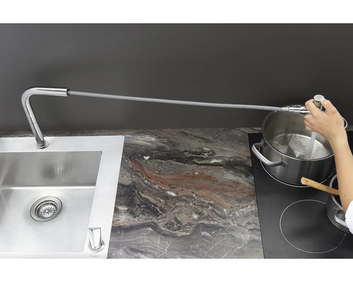 Küchenszene mit Spültischarmatur mit Brauseschlauch beim Befüllen eines Kochtopfes.