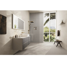 Modernes Badezimmer mit Waschtisch, Spiegel, Dusche und großem Fenster mit Aussicht