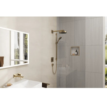 Badezimmer mit Dusche, Waschbecken und Spiegel für ein helles und modernes Ambiente