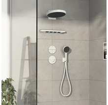 Duschsystem mit Kopfbrause, Handbrause und Bedienelementen an einer gefliesten Wand