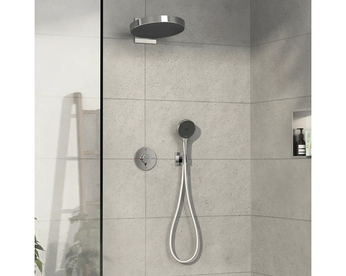 Ensemble de douche avec douche de tête, douchette à main et mitigeur thermostatique sur mur carrelé