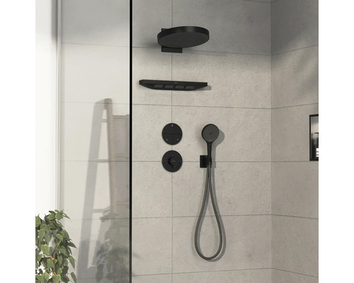 Ensemble de douche avec douche de tête, douchette à main et éléments de commande dans une salle de bains moderne.