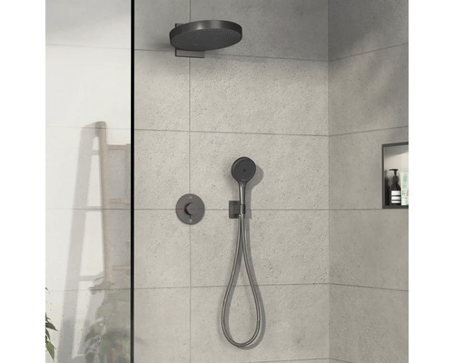 Duschset mit Kopfbrause und Handbrause im Badezimmer