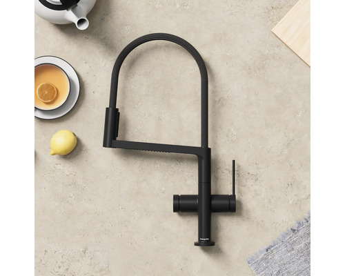 Robinet de cuisine noir à col de cygne à côté d''une théière et d''une tasse