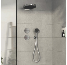 Duschsystem mit Kopfbrause, Handbrause und Thermostat vor grauer Wand