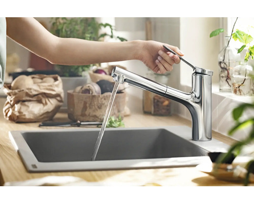 Scène de cuisine avec robinet d''évier en métal et eau courante