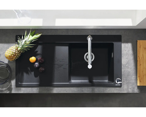 Évier de cuisine noir avec égouttoir et fruits