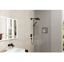 Modernes Badezimmer mit Dusche, Waschbecken und Spiegel für ein helles und organisiertes Ambiente.