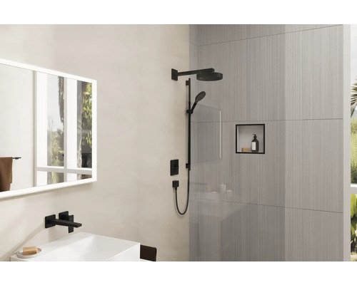 Salle de bain moderne avec douche, lavabo et miroir pour une ambiance claire et organisée.