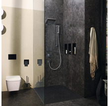 Modernes Badezimmer mit Dusche, Toilette und Handtuch