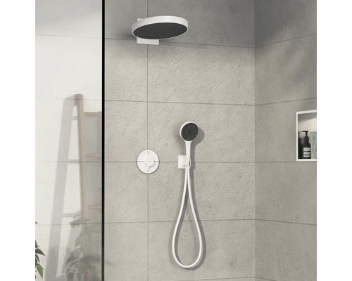 Robinet de douche avec pomme de tête et douchette dans une salle de bain