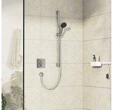 Duscharmatur mit Brausestange und Ablage im Badezimmer.