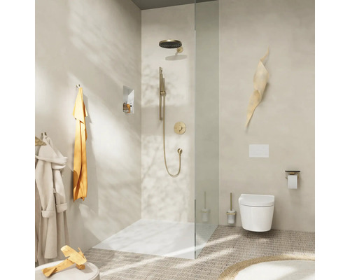 Modernes Badezimmer mit Dusche, Toilette und goldenen Armaturen