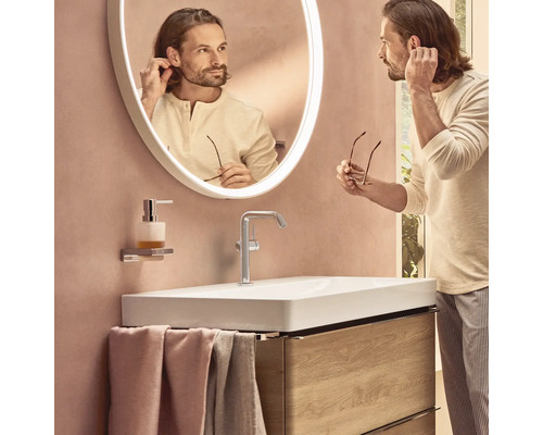 Modernes Badezimmer mit Waschtisch, Spiegel und Armatur