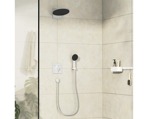 Salle de bains avec pomme de douche, douchette, robinetterie et étagère