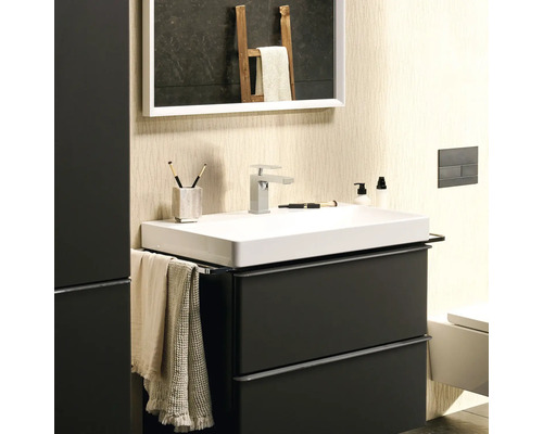 Waschtisch mit Unterschrank und Spiegel in einem Badezimmer