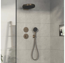 Duschset mit Kopfbrause, Handbrause und Thermostatbatterie in einem Badezimmer.