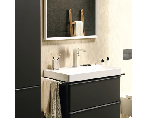 Badezimmer mit Waschbecken, Spiegel und Unterschrank