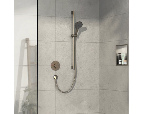 Ensemble de douche dans une salle de bains avec douchette, barre de douche et thermostat