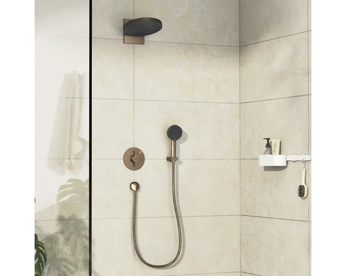 Douche moderne avec douche de tête, douchette à main et étagère dans la salle de bain