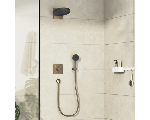 Salle de bain avec robinetterie de douche, douchette et étagère de rangement.