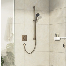 Dusche mit Duschstange und Ablage im Badezimmer